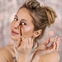 sentuhan soft coral menjadi twist modern dari nude makeup yang membuat wajah terlihat lebih hidup, segar, dan hangat dalam sekejap. (foto/dok: freepik)