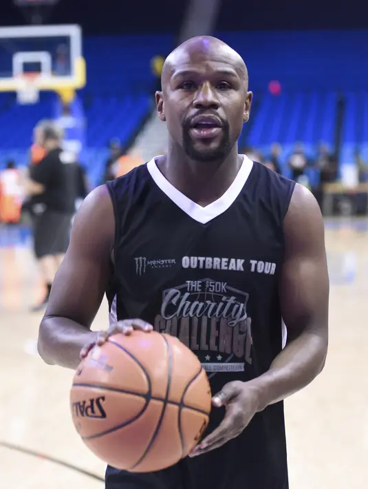 Petinju asal AS, Floyd Mayweather saat bermain basket pada acara amal Monster Energy Outbreak Presents $50K Charity Challenge Celebrity Basketball Game di UCLA's Pauley Pavilion di Westwood, California (17/7). (AFP Photo/Vivien Killilea)