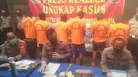 Polisi saat gelar press release kasus pengeroyokan di Bekasi. (Liputan6.com/Bam Sinulingga)