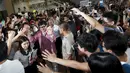 Jackie Chan saat menyapa para mahasiswa usai peluncuran aplikasi mobile game anti-narkoba 'Aversion', Singapura, Kamis (7/5/2015). Aplikasi ini sebagai kepedulian tentang bahaya penyalahgunaan narkoba. (Reuters/Edgar Su)