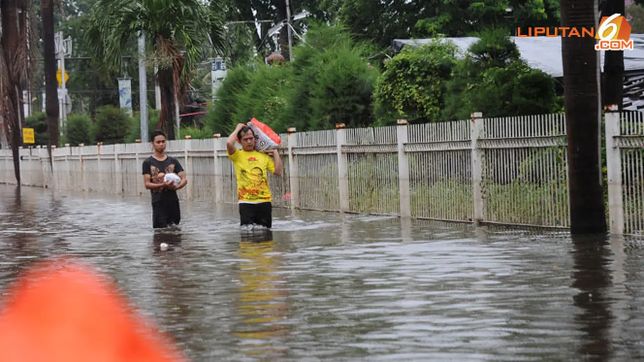 banjir-pluit-jokowi130122b.jpg