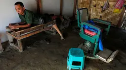 Kyaw Min Naing menunggu pelanggan di pangkas rambut miliknya di Yangon, 3 Juni 2016. Sejumlah mantan tentara Myanmar tetap menjalani kehidupan dengan kaki yang tidak lagi sempurna akibat menginjak ranjau saat bertugas. (REUTERS/Soe Zeya Tun)