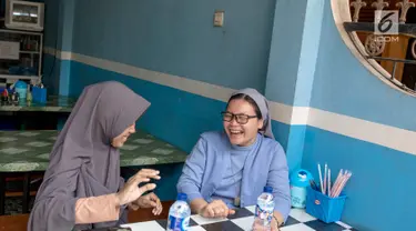 Suster Edita SFIC (39) dan Ela Fauziah (22) merupakan mahasiswi jurusan kebidanan di salah satu sekolah tinggi di kawasan Lenteng Agung, Jakarta. (Liputan6.com/Immanuel Antonius)