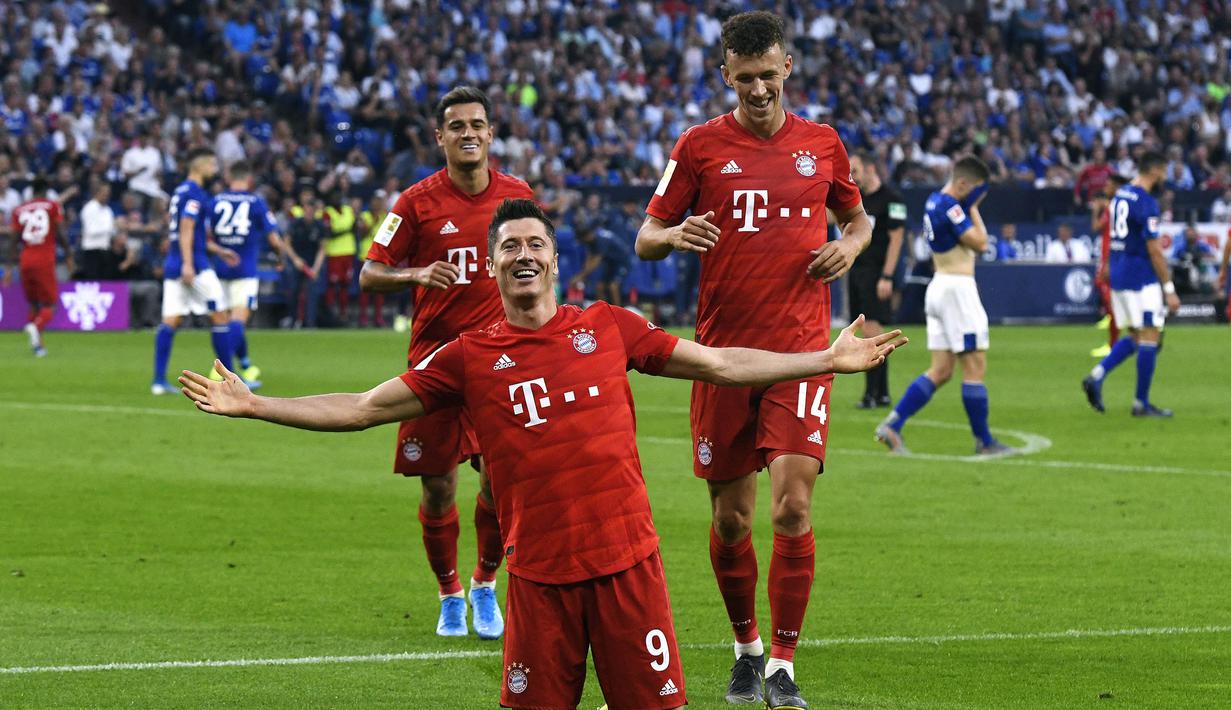 Striker Bayern Munchen, Robert Lewandowski, merayakan gol yang dicetaknya ke gawang Schalke pada laga Bundesliga di Veltins-Arena, Gelsenkirchen, Sabtu (24/8). Schalke kalah 0-3 dari Munchen. (AFP/Uwe Kraft)