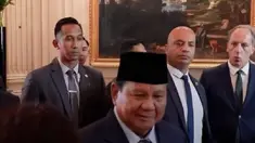 Aksi Kapten Dali dan Paspampres Prancis mengawal kedatangan Presiden Prabowo Subianto tiba di Bandara Orly, Paris, pada Selasa (26/5/2026) sekitar pukul 10.00 waktu setempat. Ketibaan Kepala Negara setelah menempuh penerbangan selama 16 jam ini menandai dimulainya rangkaian kunjungan resmi kenega...