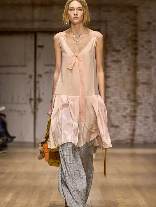 Koleksi alas kaki lainnya juga menampilkan sandal berbentuk binatang yang gemas, beserta dengan loafers dengan block-heel, buckle boot, dan sandal kitten-heel. Penampilan dikoleksi ini dilengkapi dengan perhiasan unik yang terinspirasi dari perangkat alat dalam bentuk obeng dan mur, dibuat secara kustom dengan kalung plat mobil dan kacamata hitam statement yang berwarna cerah. [Coach]