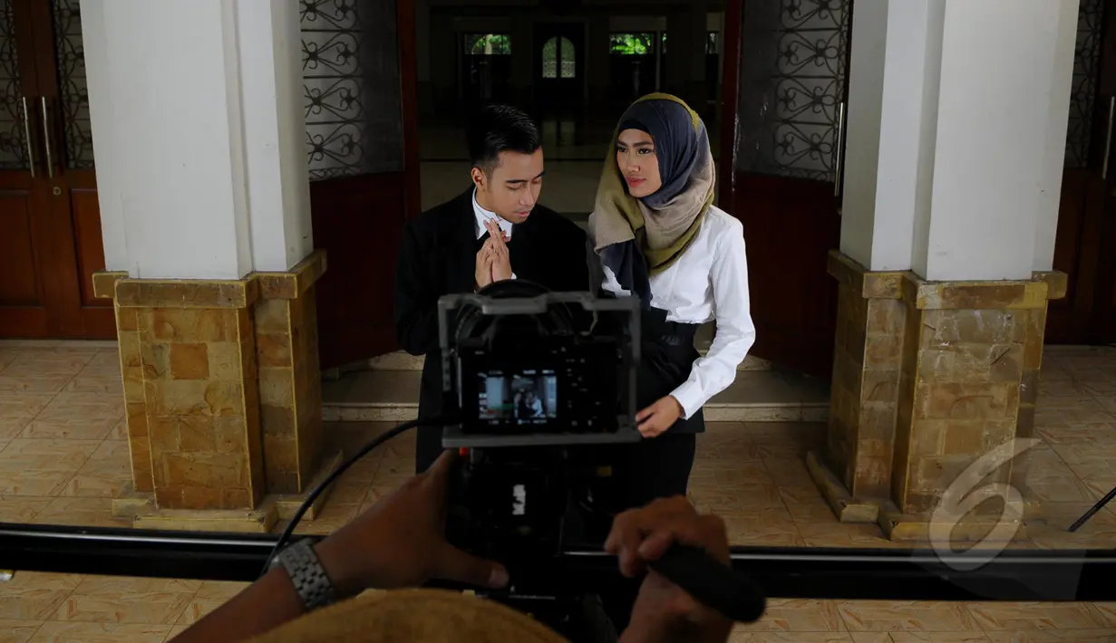 Proses pembuatan video klip terbaru Alika di kawasan masjid Al-Bina Senayan, Jakarta, Kamis, (9/4/2015). Alika akan merilis single religi berjudul "Akhirnya" feat Vidi Aldiano. (Liputan6.com/Faisal R Syam)