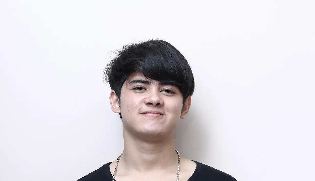 Tidak hanya itu, ribuan penggemarnya memuji ketampanan lelaki yang pernah dikait-kaitkan memiliki hubungan dengan Prilly Latuconsina tersebut. Kemunculannya mengobati kerinduan penggemarnya. (Galih W. Satria/Bintang.com)