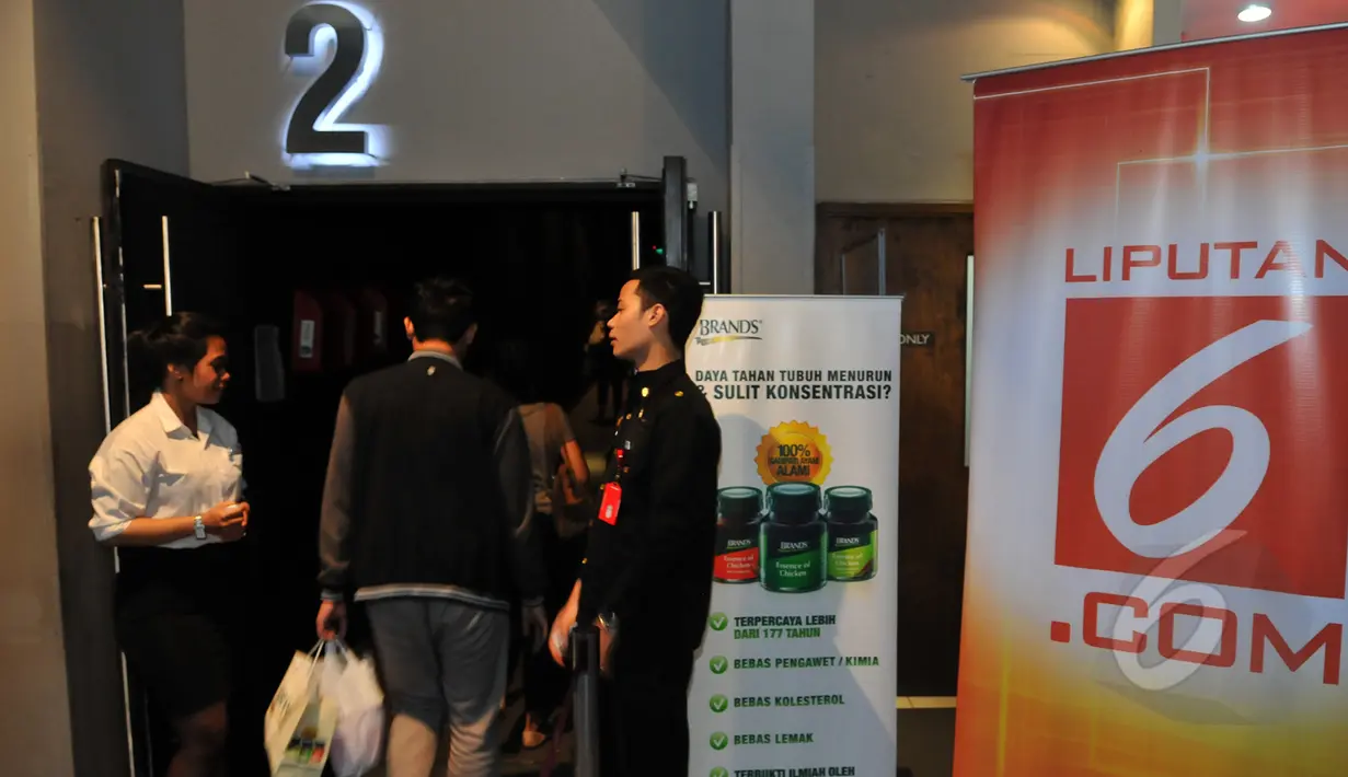 Para Cinemaholic saat memasuki studio untuk menyaksikan film The Avengers : Age Of Ultron di Blitz Central Park, Jakarta, Sabtu (25/4/2015). (Liputan6.com/Andrian M Tunay)