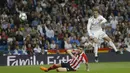 Tembakan keras Cristiano Ronaldo melewati adangan pemain Athletic Bilbao, Unai Nunez pada lanjutan La Liga Santander di Santiago Bernabeu stadium, Madrid, (18/4/2018). Real Madrid bermain imbang 1-1 dengan Bilbao. (AP/Francisco Seco)