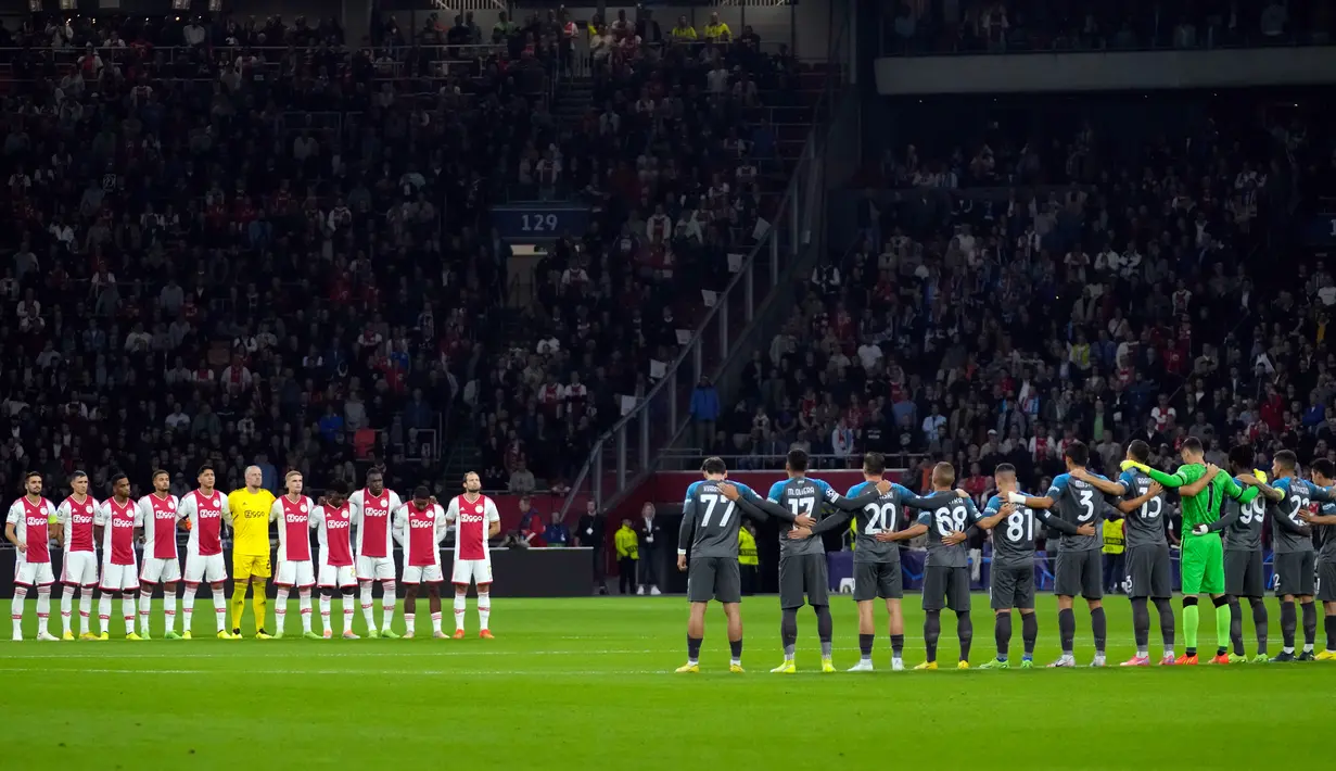 Para pemain mengheningkan cipta untuk mengenang para korban tragedi Kanjuruhan jelang pertandingan sepak bola Grup A Liga Champions antara Ajax dan Napoli di Johan Cruyff ArenA, Amsterdam, Belanda, 4 Oktober 2022. (AP Photo/Peter Dejong)