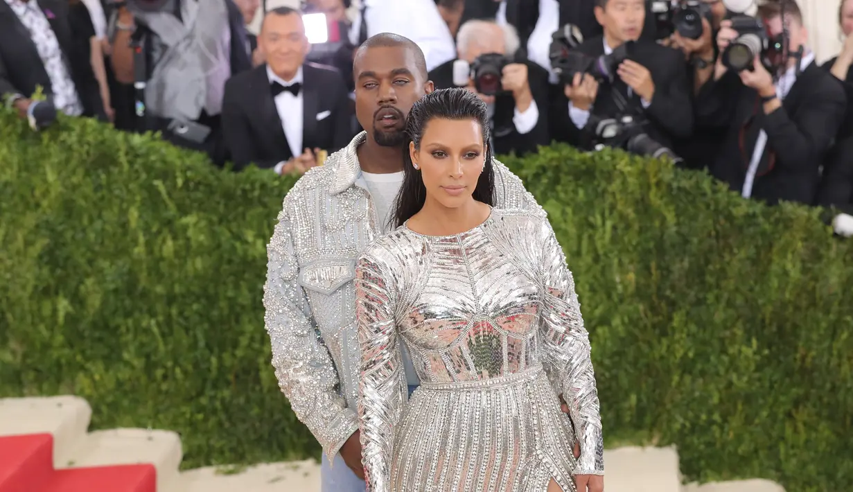 “Kanye begitu agresif dan defensif yang membuat Kim tak bisa berbicara padanya, Kim begitu khawatir jika kanye berada didekat anak-anak. Dia ingin melindungi keluarganya.” Ucap sumber tersebut. (AFP/Bintang.com)