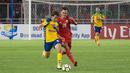 Pemain Persija Jakarta, Rezaldi Hehanusa berebut bola dengan pemain Tampines Rovers di Lapangan Utama Gelora Bung Karna, Jakarta, Rabu (28/2/2018). Persija Jakarta menang 4-1 atas Tampines Rovers pada AFC Cup grup H. (Bola.com/Asprilla Dwi Adha)