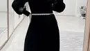 Citra Kirana tampil dengan dress hitam yang memiliki detail kerah collar, dipadukan kerudung warna serasi. @citraciki
