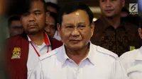 Ketum Gerindra Prabowo Subianto sebelum Rakernas Bidang Hukum dan Advokasi di Hotel Sultan, Jakarta, Kamis (5/4). Pertemuan tertutup itu rencananya membahas strategi pencalonan Prabowo pada Pilpres 2019. (Liputan6.com/Johan Tallo)