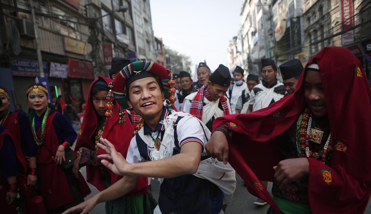 Peserta parade menari saat mengikuti perayaan "Tamu Losar", Kathmandu, Nepal, Jumat (30/12). Parade tersebut digelar untuk menyambut pergantian tahun. (AP Photo / Niranjan Shrestha)