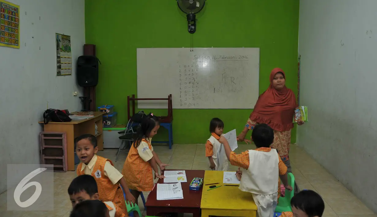 Keceriaan murid mengerjakan tugas di PAUD Seruni Indah di kawasan Kalijodo, Jakarta, Selasa (16/2). Rencana penggusuran oleh Pemprov DKI Jakarta membuat khawatir para pengajar dan murid-murid PAUD tersebut. (Liputan6.com/Gempur M Surya)