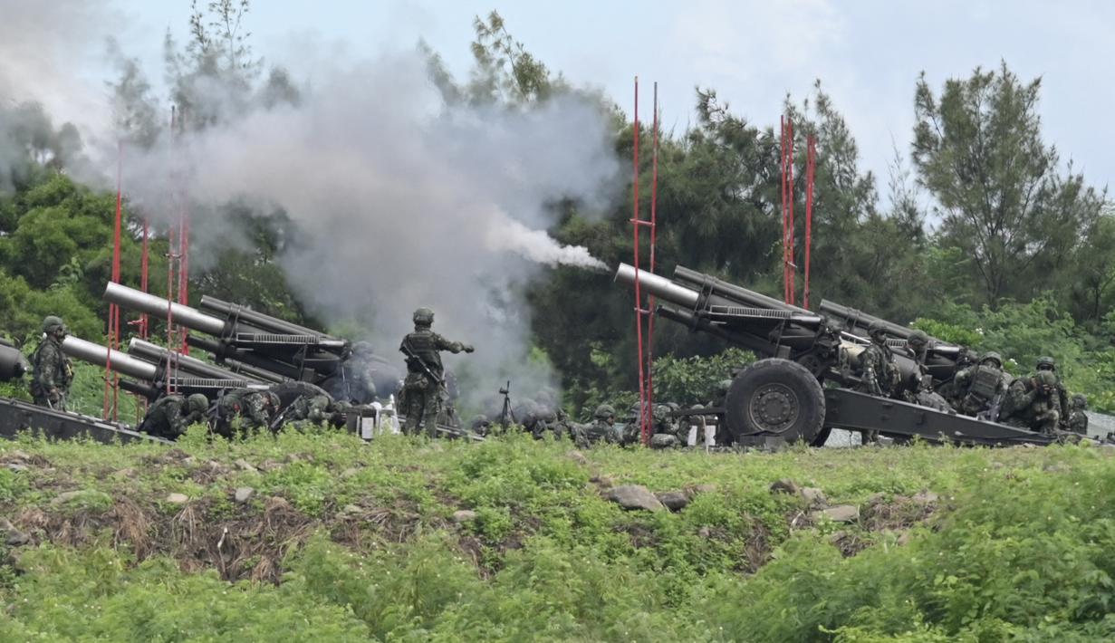Tentara militer Taiwan menembakkan howitzer 155 inci selama latihan anti-pendaratan langsung di daerah Pingtung, Taiwan selatan (9/8/2022). Latihan militer tersebut akan mencakup pengerahan ratusan tentara dan sekitar 40 meriam howitzer. (AFP/Sam Yeh)