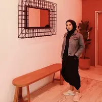 Ajeng tampil casual mengenakan jaket denim yang dipadukan dengan inner hitam yang serasi dengan hijabnya. Sneakers pun melengkapi penampilannya. (Dok. Instagram @ajeng.dinanti)