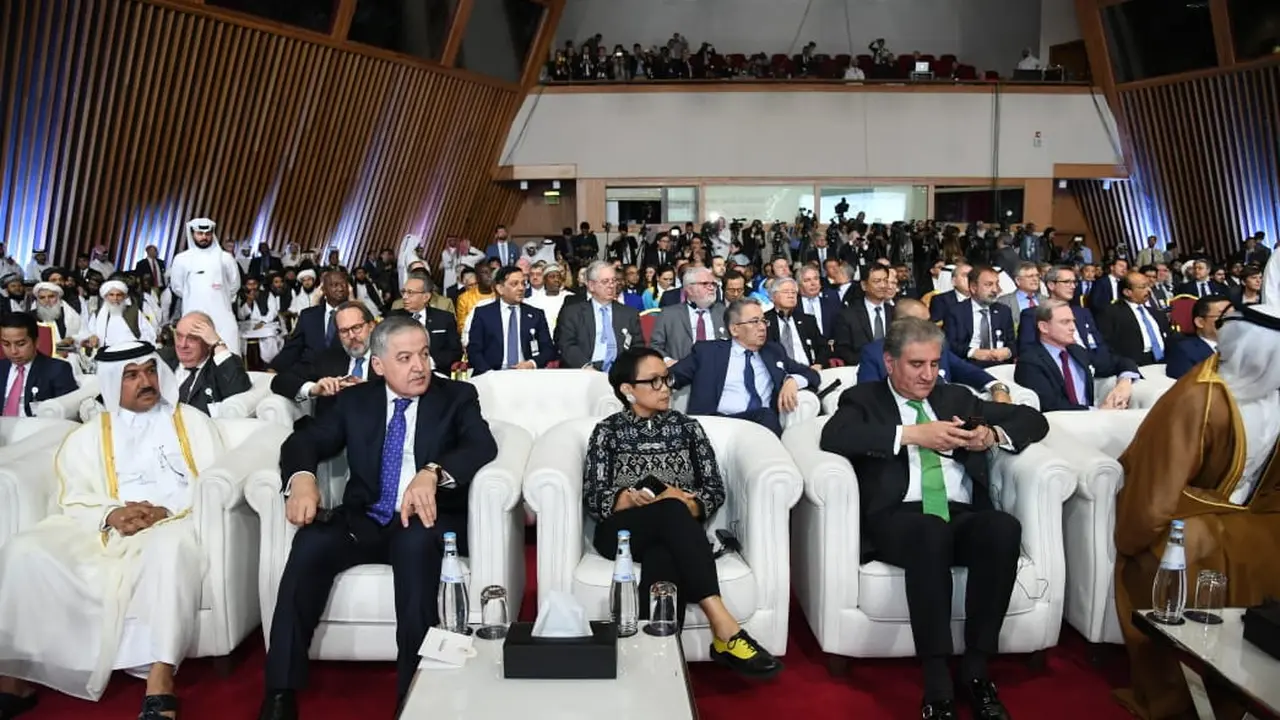 Menlu RI Retno Marsudi menyaksikan penandatanganan kesepakatan perdamaian AS - Taliban di Doha, Qatar, 29 Februari 2020 (kredit: Kemlu RI)