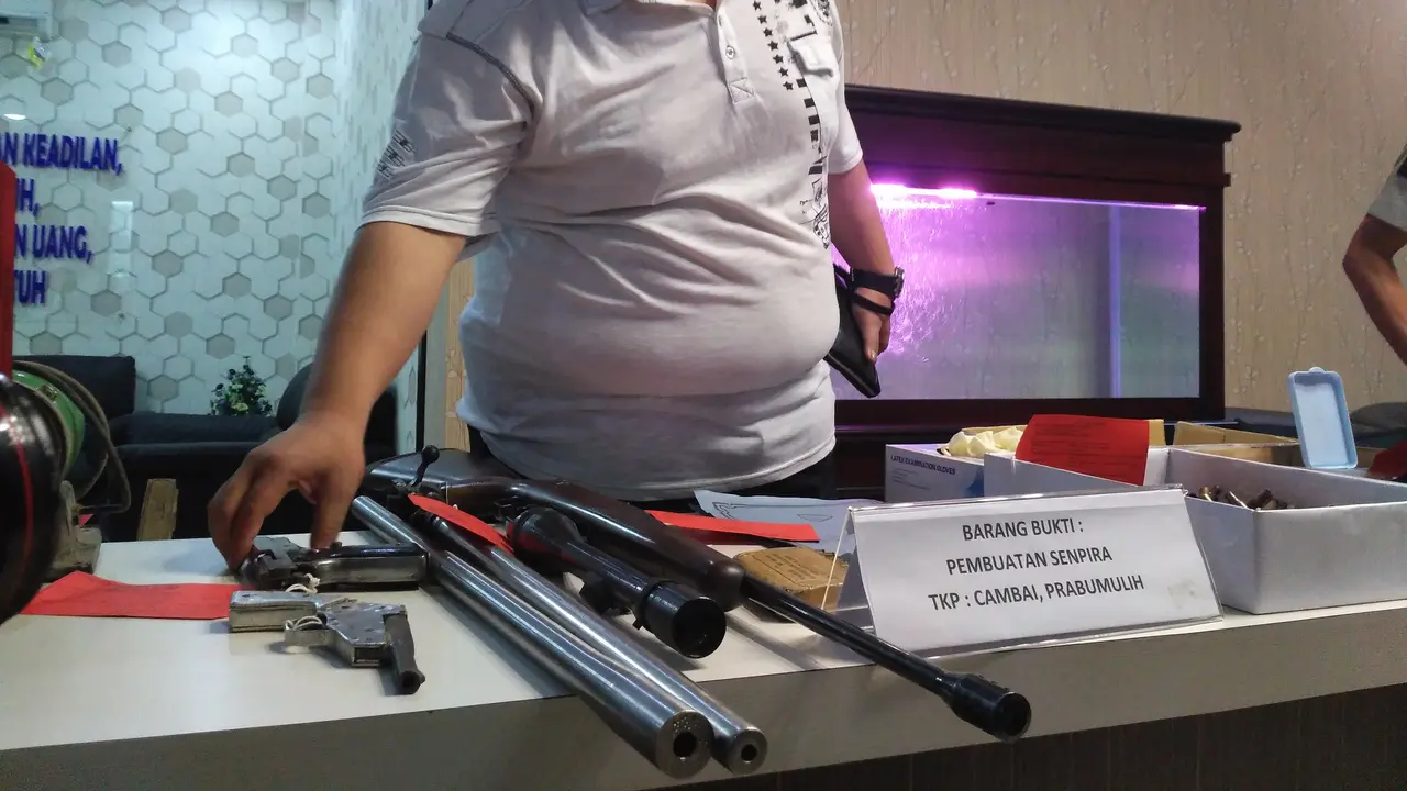 Senpi ilegal yang dirakit mantan anggota Perbakin Prabumulih diamankan petugas Dirkrimum Mapolda Sumsel (Liputan6.com/Nefri Inge)