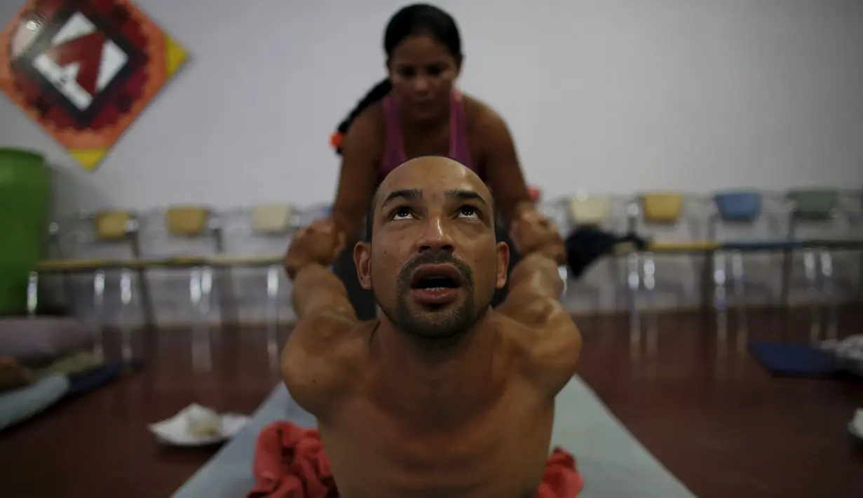 Seorang tahanan saat diterapi dengan dipijat menggunakan bahan - bahan herbal penjara Porto Velho, Brasil, (28/8/2015) . Ini merupakan salah satu kegiatan yang dibuat oleh Acuda dan para tahanan tak perlu mengeluarkan biaya. (REUTERS/Nacho Doce) 