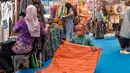 Perajin merapikan bahan pada pameran The Jakarta International Handicraft Trade Fair (INACRAFT) 2023 di Jakarta Convention Center, Jakarta, Rabu (1/3/2023). Jakarta International Handicraft Trade Fair (Inacraft) 2023 kembali digelar untuk ke 23 kalinya. (Liputan6.com/Angga Yuniar)
