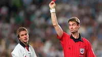 David Beckham dihukum kartu merah gara-gara terprovokasi permainan kasar Diego Simeone di Piala Dunia 1998. (gq.com)