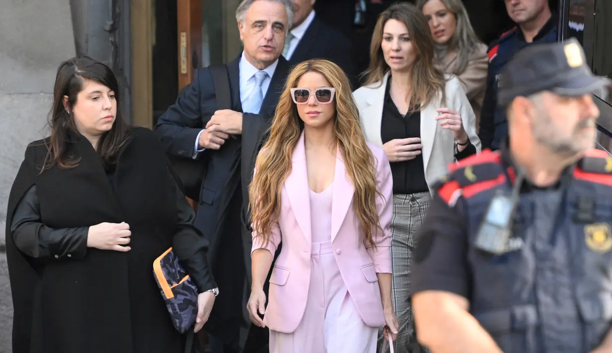 Penyanyi Kolombia Shakira (tengah) meninggalkan Pengadilan Tinggi Catalonia setelah menghadiri persidangannya tentang penipuan pajak di Barcelona, Senin (20/11/2023). (Josep LAGO / AFP)