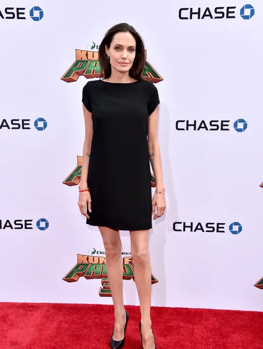 Angelina Jolie dikenal publik dengan sosoknya yang berbakat dan sosialis. Penampilannya yang cantik dan tampil seksi selalu menjadi panutan bagi wanita. Brad Pitt selalu menyediakan permen mint agar nafasnya senantiasa segar. (AFP/Bintang.com)