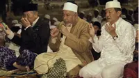 Ajak masyarakat Kota Tegal salat Subuh berjemaah di Alam Terbuka cara Habib Thohir Al Kaff menciptakan kedamaian. (Liputan6.com/Fajar Eko Nugroho)