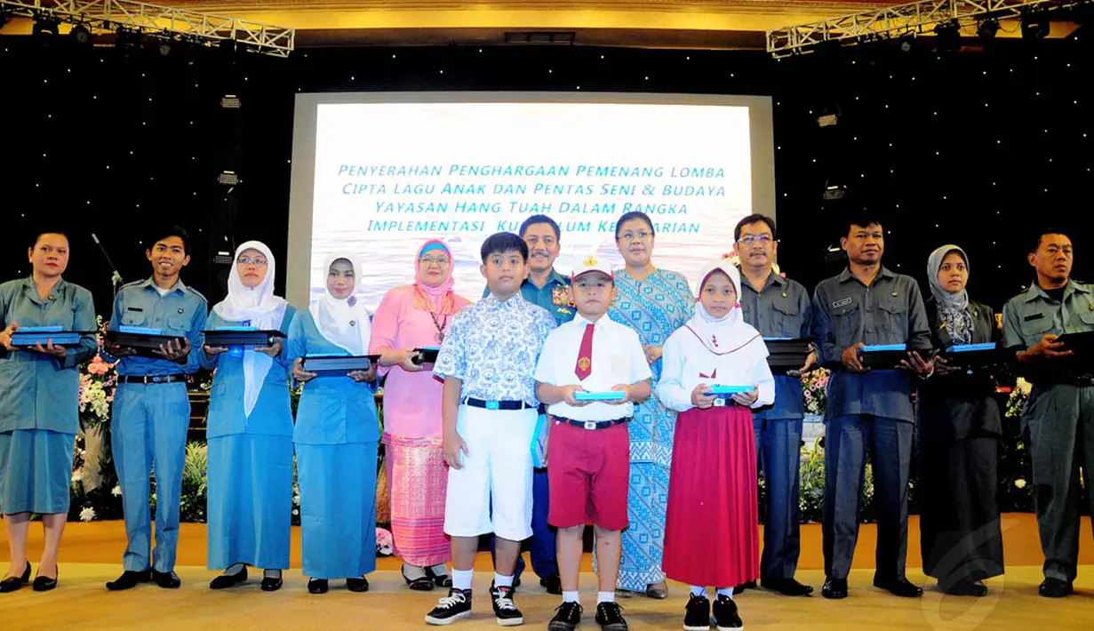Penghargaan dan Beasiswa ini diberikan dalam rangka implementasi kurikulum kebaharian di Balai Samudera, Jakarta, Jumat (13/06/14). (Liputan6.com/Faizal Fanani)