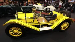 Sebuah mobil Mercer Raceabout buatan tahun 1912 dipajang dalam pameran Retromobile Paris Expo di Porte de Versailles di Paris, Prancis (6/2). Pameran ini memajang aneka jenis mobil klasik dan retro. (AFP Photo/Jacques Demarthon)