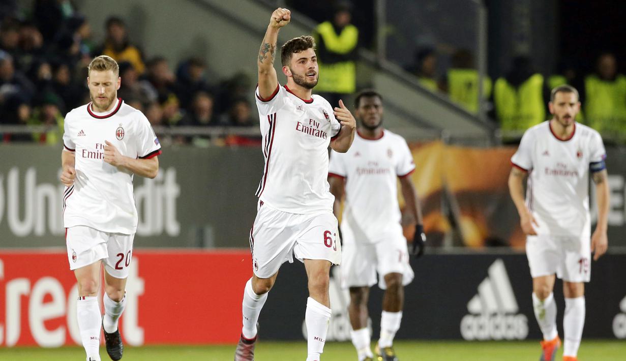 Pemain AC Milan, Patrick Cutrone merayakan golnya ke gawang Ludogorets pada laga 32 besar Liga Europa di Ludogorets Arena, Razgrad, Bulgaria, (15/2/2018). AC milan menang 3-0. (AP Photo)