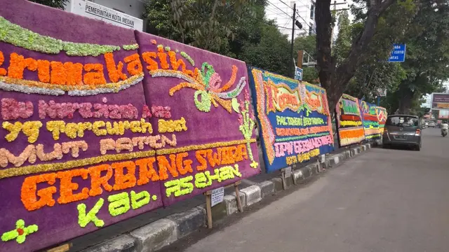 Papan bunga berjejer di depan Kantor Gubernur Sumatera Utara berisi ucapan SImpati pada Tengku erry (Liputan6.com/Reza Efendi)