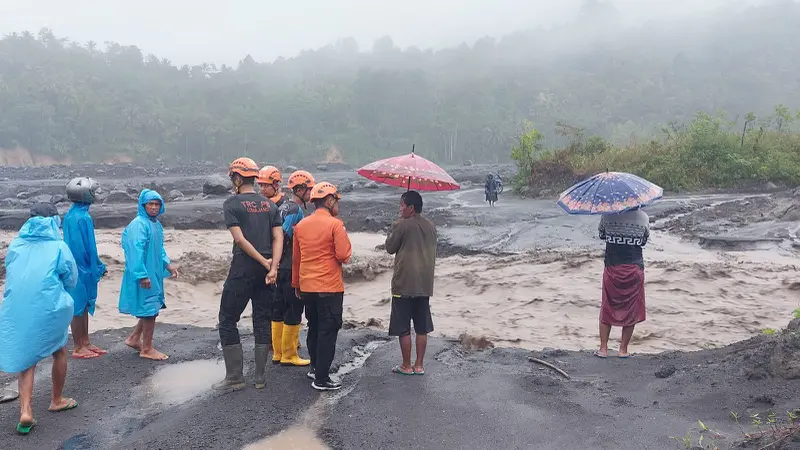 Banjir lahar dingin Gunung Semeru menerjang Lumajang. (Dian Kurniawan/Liputan6.com)