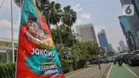 Sejumlah pihak menilai pemasangan spanduk dianggap sebagai upaya memperkuat citra di mata publik, terutama di momen transisi politik yang penting. (Liputan6.com/Angga Yuniar)