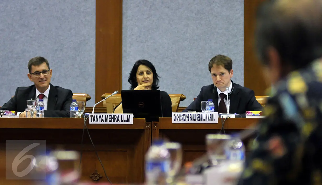 Sejumlah peneliti saat melakukan rapat konsultasi dengan Badan Legislasi DPR, Jakarta, Rabu (17/2). Rapat konsultasi tersebut membahas isu terorisme dan penanggulangan gerakan radikalisme yang mengacu pada hukum Belanda. (Liputan6.com/Johan Tallo)