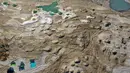 Lubang runtuhan (sinkhole) terlihat di pesisir Laut Mati dekat pantai Ein Gedi  (28/11/2020). Saat Laut Mati menyusut dan permukaan airnya menurun, ratusan sinkhole menelan tanah tempat garis pantai sebelumnya berada. (Xinhua/Gil Cohen Magen)