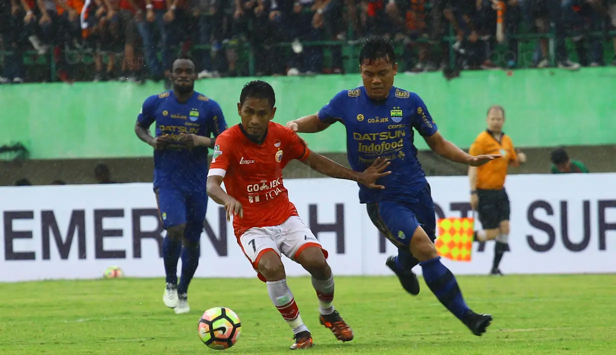 Gelandang Persija Jakarta, Ramdani Lestaluhu, berusaha melewati gelandang Persib Bandung, Dedi Kusnandar, pada laga Liga 1 Indonesia di Stadion Manahan, Solo, Jumat (3/11/2017). Persija menang 1-0 atas Persib. (Bola.com/Ronald Seger)