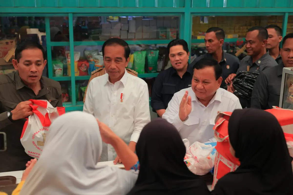 Presiden Joko Widodo (Jokowi) blusukan ke Pasar Bululawang, Kecamatan Bululawang, Kabupaten Malang, Jawa Timur. Kali ini Jokowi ditemani Prabowo Subianto dan Erick Thohir.