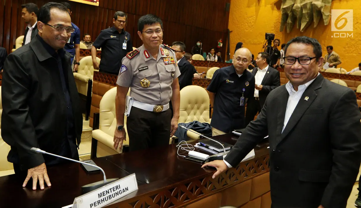 Menteri Perhubungan Budi Karya Sumadi bersiap mengikuti Rapat Kerja (Raker) dengan Komisi V membahas  permasalahan transportasi berbasis online di Kompleks Parlemen MPR/DPR-DPD, Senayan, Jakarta, Senin (28/5). (Liputan6.com/Johan Tallo)