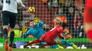 Pemain Liverpool, Sadio Mane membobol gawang Tottenham usai mengecohh kiper Hugo Lloris pada laga Premier League di Anfield, Liverpool (11/2/2017). Liverpool menang 2-0.  (EPA/Peter Powell)