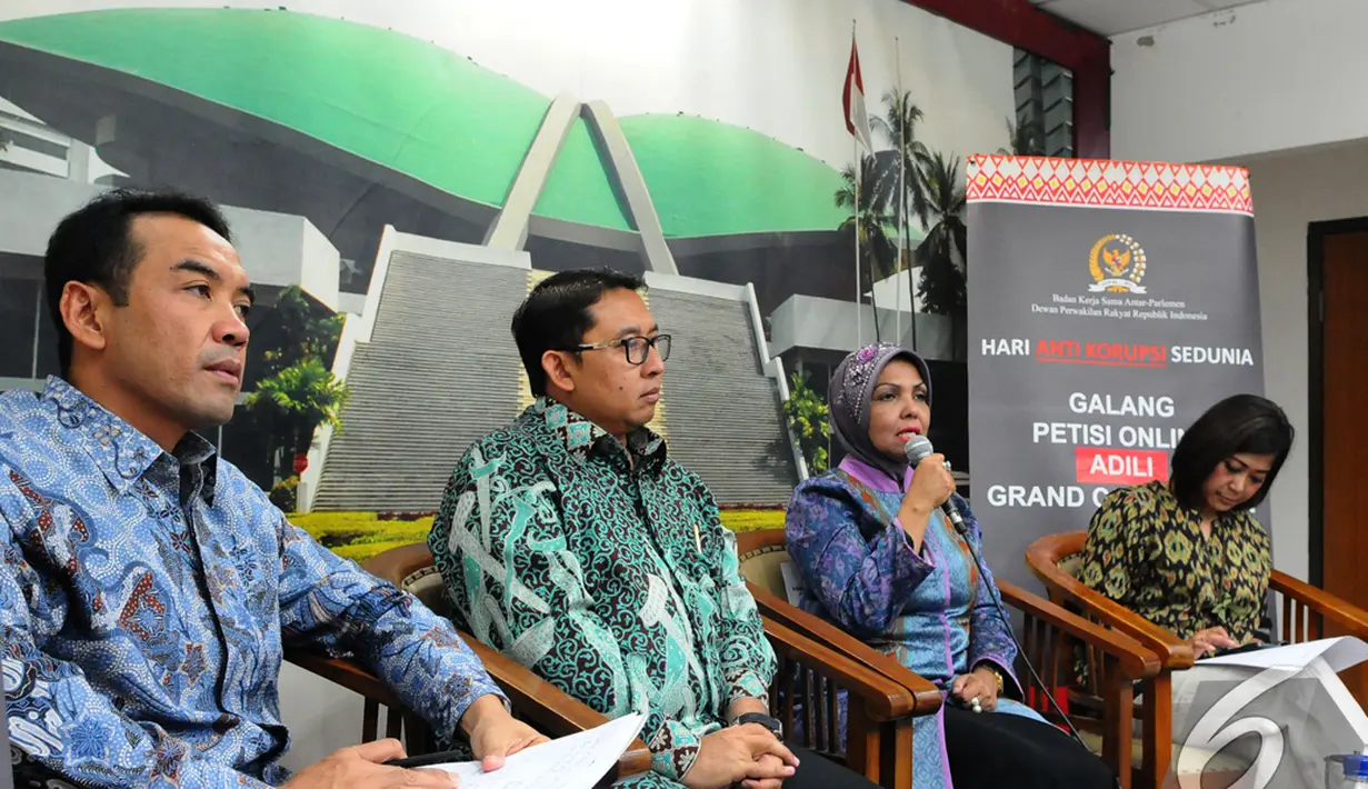  Kiri-kanan : Wakil Ketua BKSAP Teguh Juwarno, Wakil ketua DPR RI Fadli Zon, Ketua BKSAP Nurhayati Ali Assegaf dan Wakil Ketua BKSAP Meutya Hafid saat jumpa pers di Senayan, Jakarta, Selasa (9/12/2014). (Liputan6.com/Andrian M Tunay)