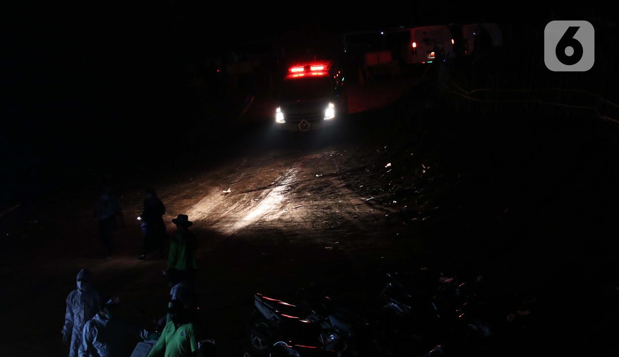 Ambulance mengantar jenazah dengan protokol COVID-19 di TPU Pondok Ranggon, Jakarta, Sabtu (19/9/2020). Hari ini Sabtu (19/9), 44 jenazah dimakamkan dengan protokol COVID-19 di TPU Pondok Ranggon sementara pada Jumat (18/9) 36 jenazah dan Kamis (17/9) 41 jenazah. (Liputan6.com/Helmi Fithriansyah)