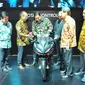 Menperin, Airlangga Hartarto mencoba kendaraan saat pembukaan Indonesia Motorcycle Show (IMOS) 2016 di JCC, Senayan, Jakarta, Rabu (2/11). IMOS 2016 terdiri dari 5 perusahaan motor anggota Asosiasi Industri Sepeda Motor (AISI). (Liputan6.com/Angga Yuniar)