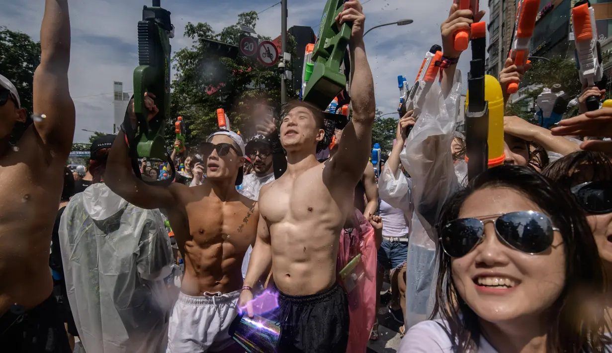 Para peserta bersuka ria selama Festival pistol air Sinchon di area Sinchon, Seoul, Minggu (7/7/2019). Pada festival yang digelar sejak 2013 di ibu kota Korea Selatan ini, ribuan orang memenuhi arena untuk berperang menggunakan pisol air. (Photo by Ed JONES / AFP)