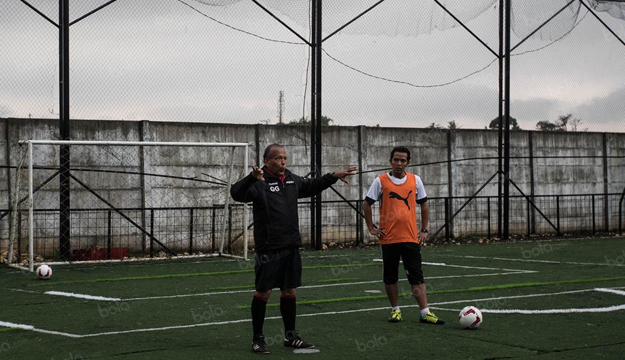 Pada coaching clinic, Guus Griet, memberikan pelatihan metodologi empat lawan empat yang diperutukan bagi para pemain muda. (Bola.com/Vitalis Yogi Trisna) 