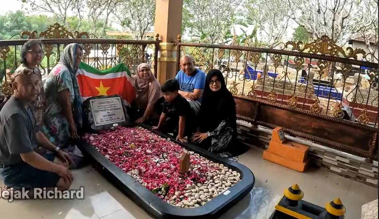 Hj Saputri berfoto bersama para tamunya merupakan berdarah Jawa yang lahir di Suriname foto di atas pusara penyanyi dan pencipta ratusan lagu. Selain makan Didi, dibangunan tersebut terdapat beberapa makam. Diantaranya ada makam ibunya Hj, Saputri, anak Didi Kempot dari Saputri, dan beberapa makam lain. [Youtube/Jejak Richard]