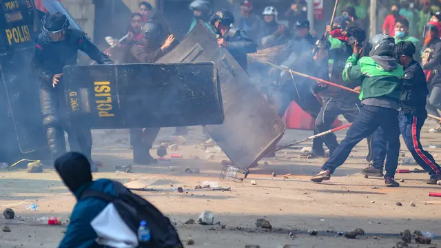 Aksi Massa Memanas, Massa Rusak dan Bakar Kendaraan di Depan Mako Brimob Kwitang